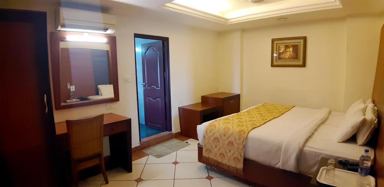 Emarald Hotel Cochin Kochi Exterior foto